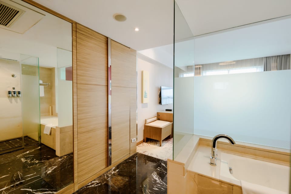 Executive Room, 1 King Bed | Bathroom | Separate tub and shower, deep soaking tub, rainfall showerhead