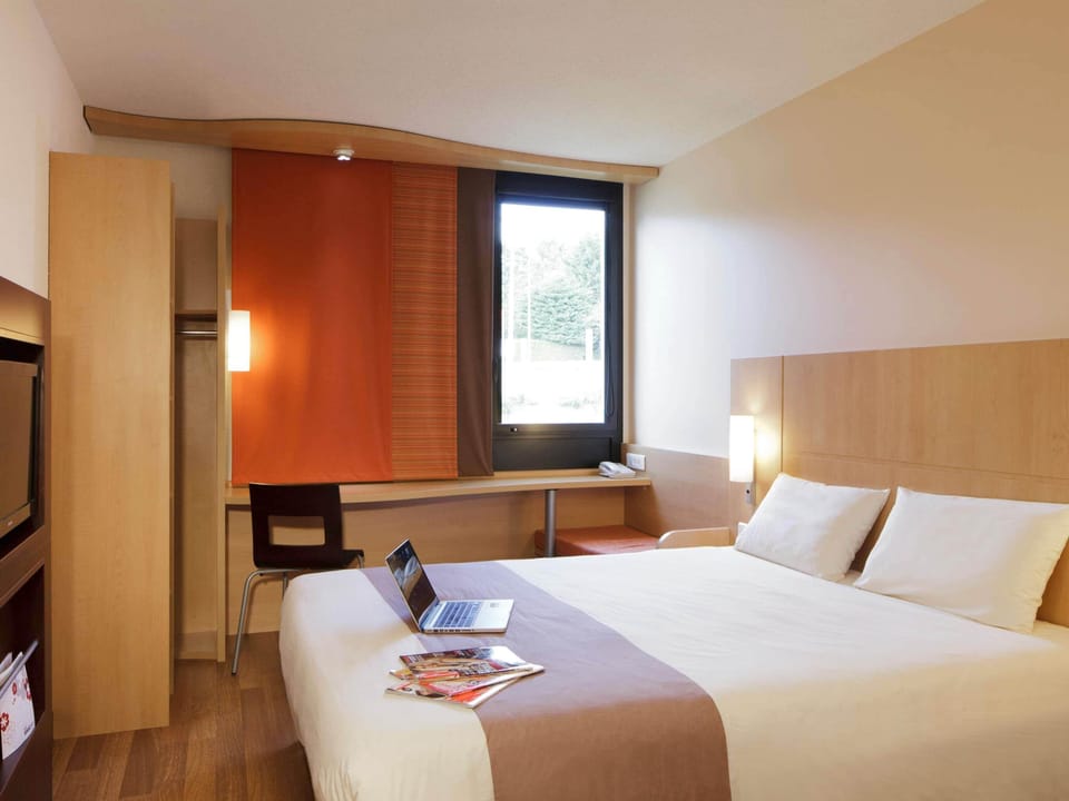 Standard Double Room, 1 Double Bed | Desk, blackout drapes, soundproofing, free cribs/infant beds