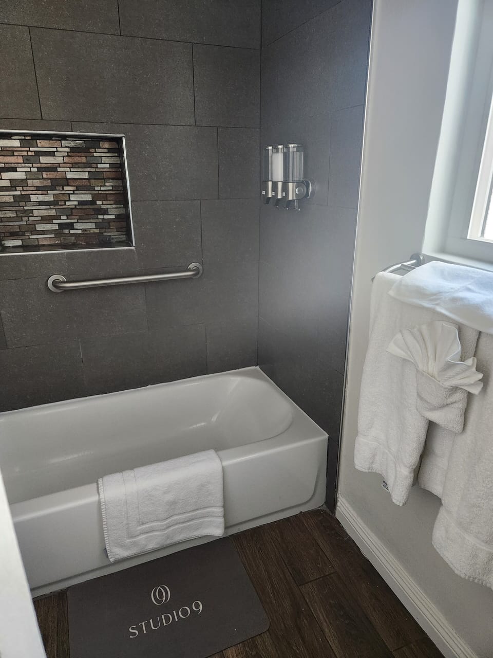 Classic Double Room | Bathroom | Free toiletries, hair dryer, towels, soap