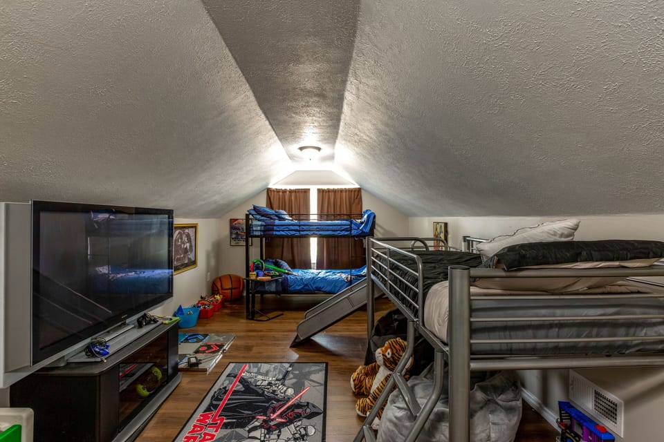Great room with 2 bunk beds! Tent area, Arcade Dance Pad, Video Games, Slide!