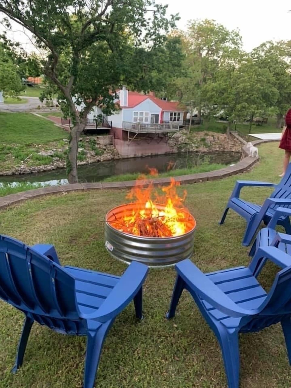 Relaxing evenings around the fire pit. 