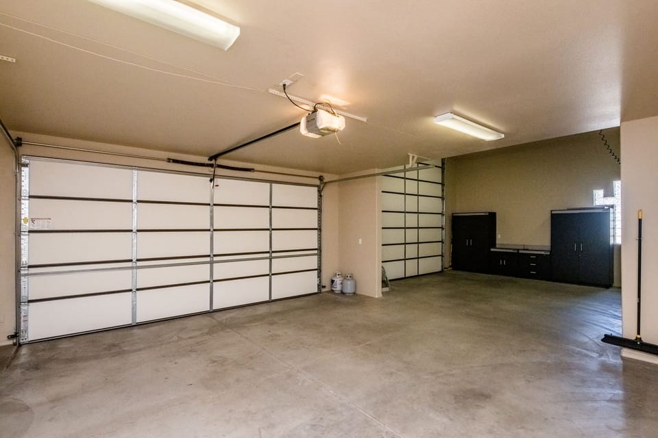 3 car garage no clutter
