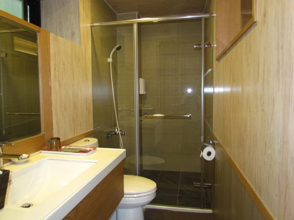 Standard Twin Room | Bathroom shower