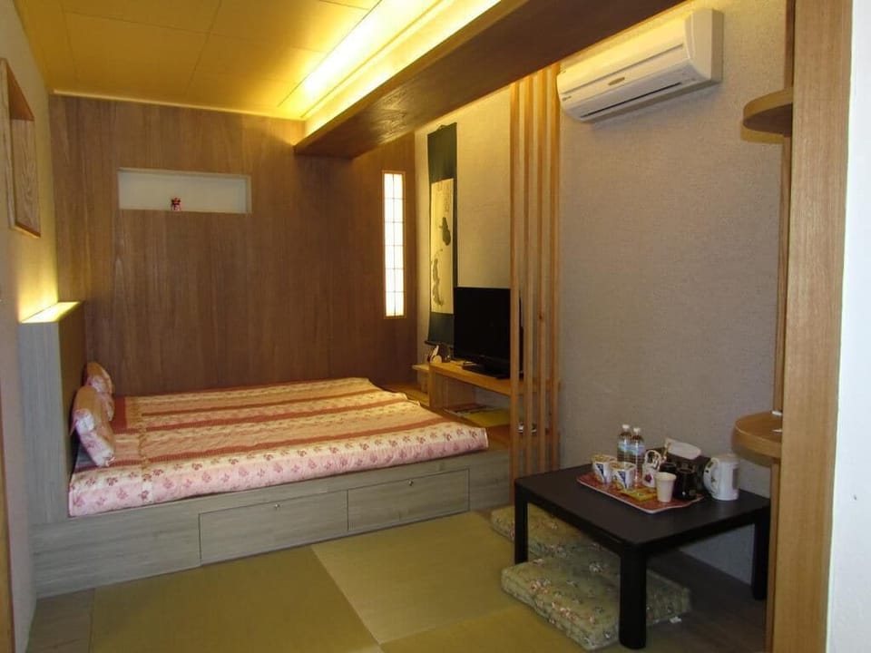 Standard Twin Room | Individually decorated, desk, free WiFi, bed sheets