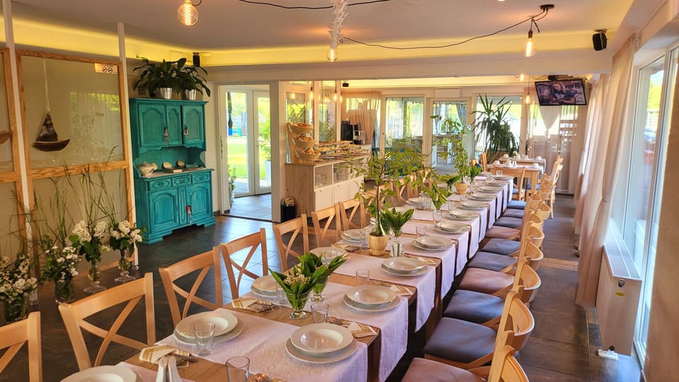 2 restaurants; breakfast, lunch, and dinner served