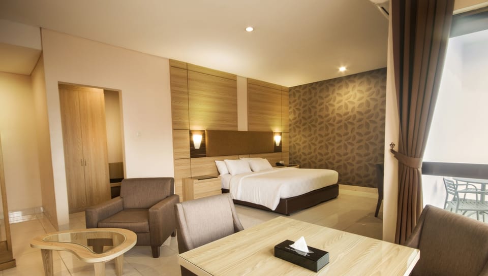 Suite King | Desk, laptop workspace, soundproofing, bed sheets