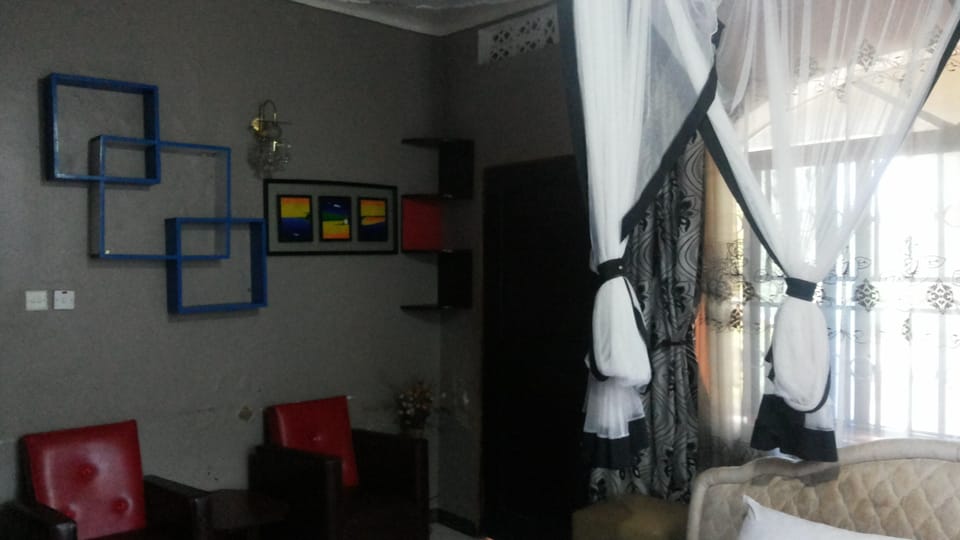 Suite | Minibar, soundproofing, free WiFi, bed sheets