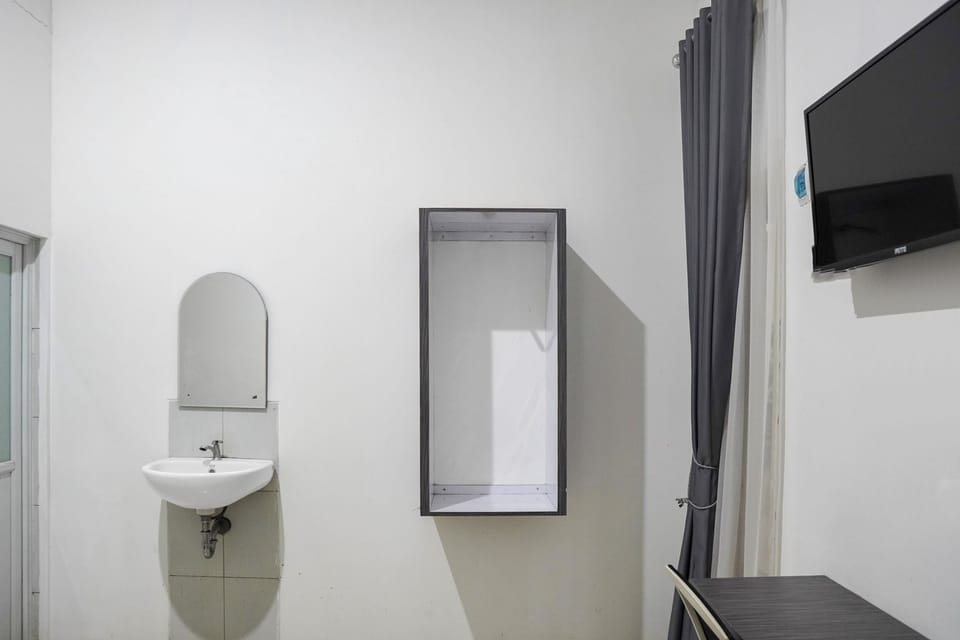 Deluxe Suite | Bathroom | Shower, free toiletries, bidet, towels