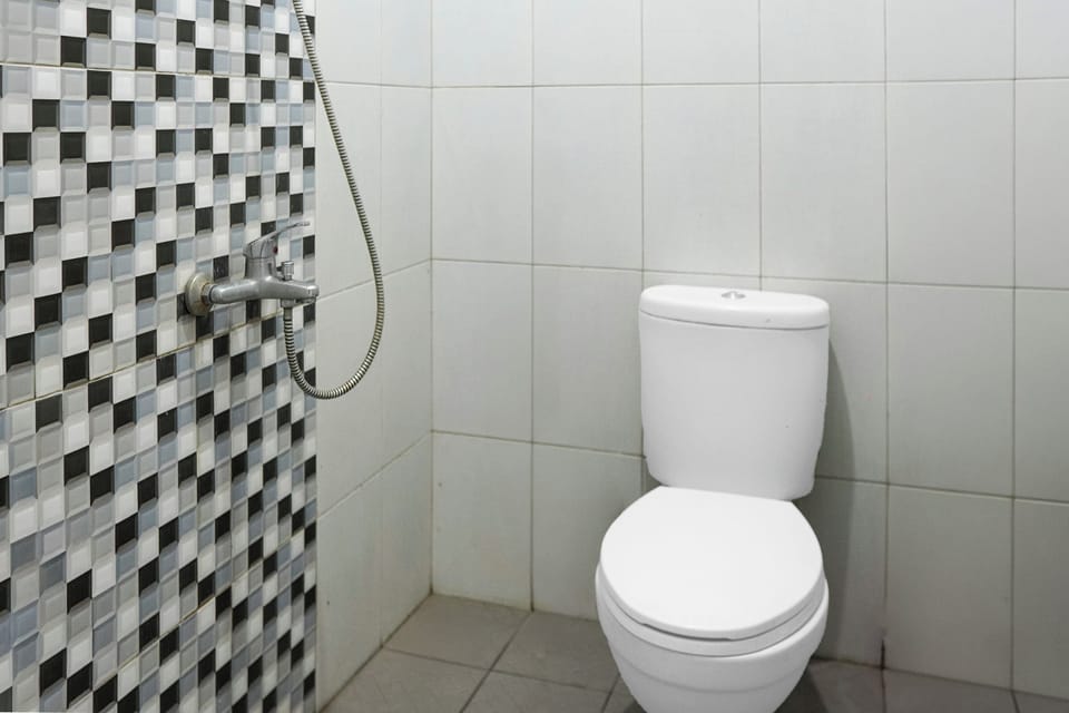 Superior Twin Room | Bathroom | Shower, free toiletries, bidet, towels