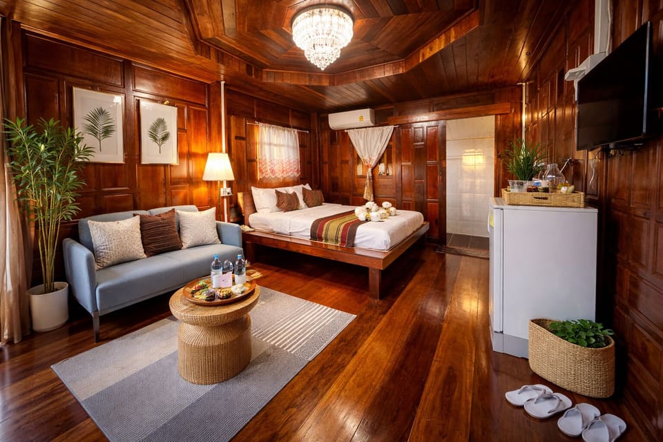 Premier Suite with Bathtub, Sit out & Veranda - 1 Queen bed | Egyptian cotton sheets, premium bedding, individually decorated