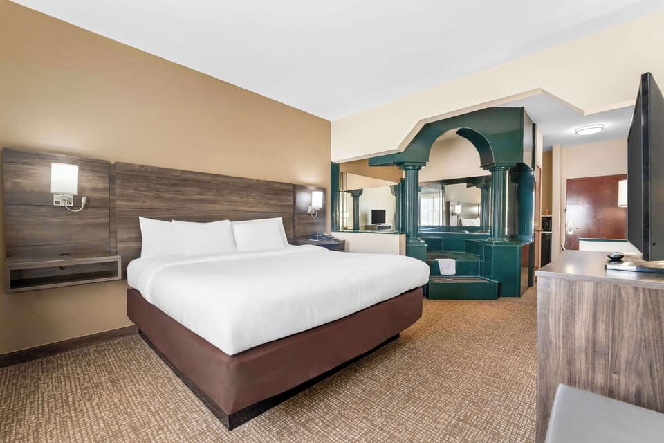 Premium bedding, desk, iron/ironing board, free cribs/infant beds