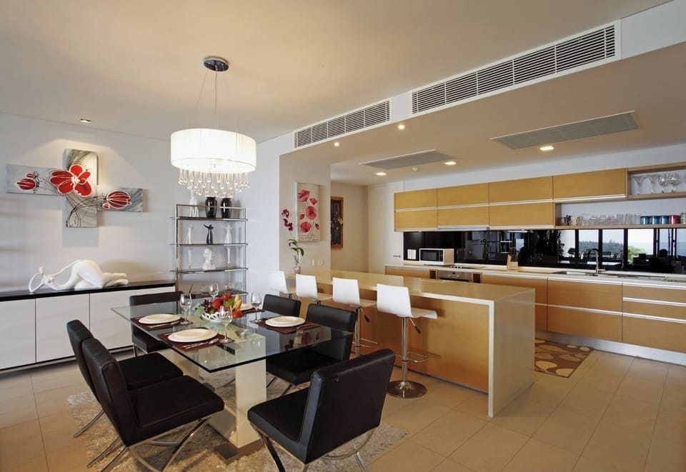 The Heights B18 | Private kitchen | Fridge, microwave, oven, stovetop