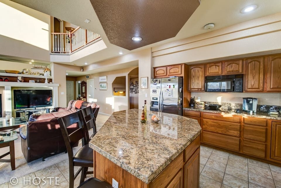 House (5 Bedrooms) | Private kitchen | Fridge, oven, coffee/tea maker