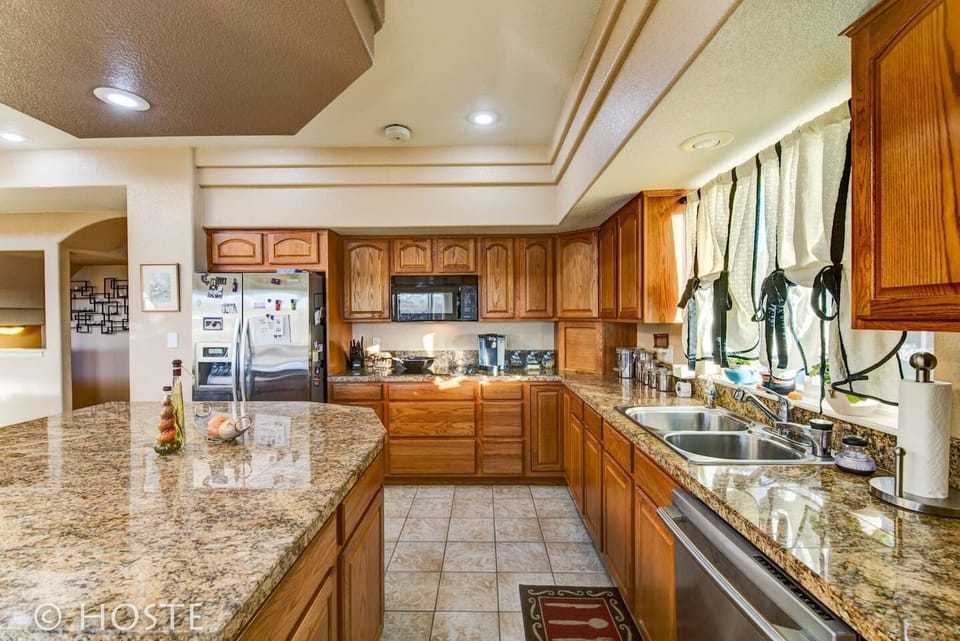 House (5 Bedrooms) | Private kitchen | Fridge, oven, coffee/tea maker