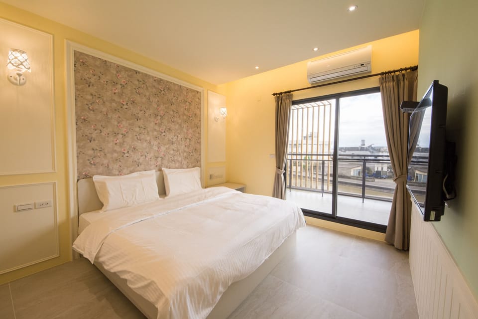 Desk, soundproofing, free WiFi, bed sheets