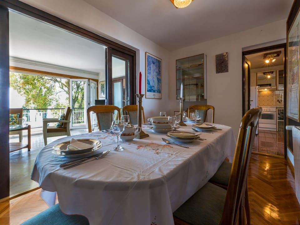 Private kitchen | Fridge, microwave, oven, stovetop