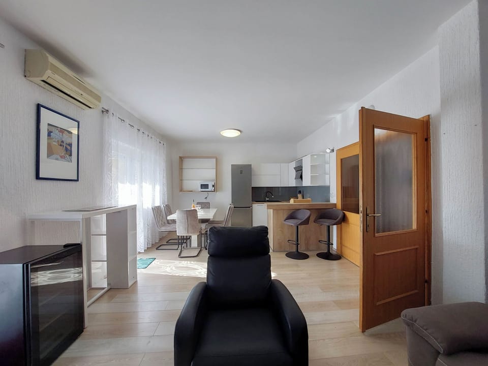 House | Private kitchen | Fridge, microwave, oven, stovetop