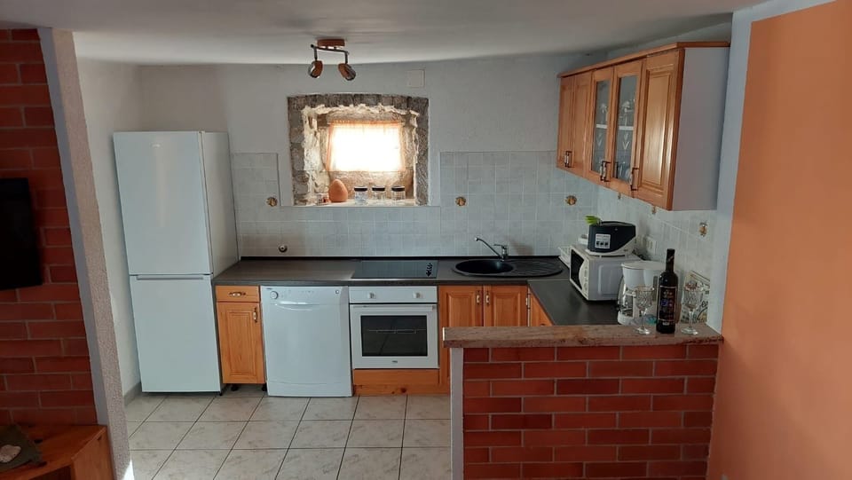 House | Private kitchen | Fridge, microwave, oven, stovetop