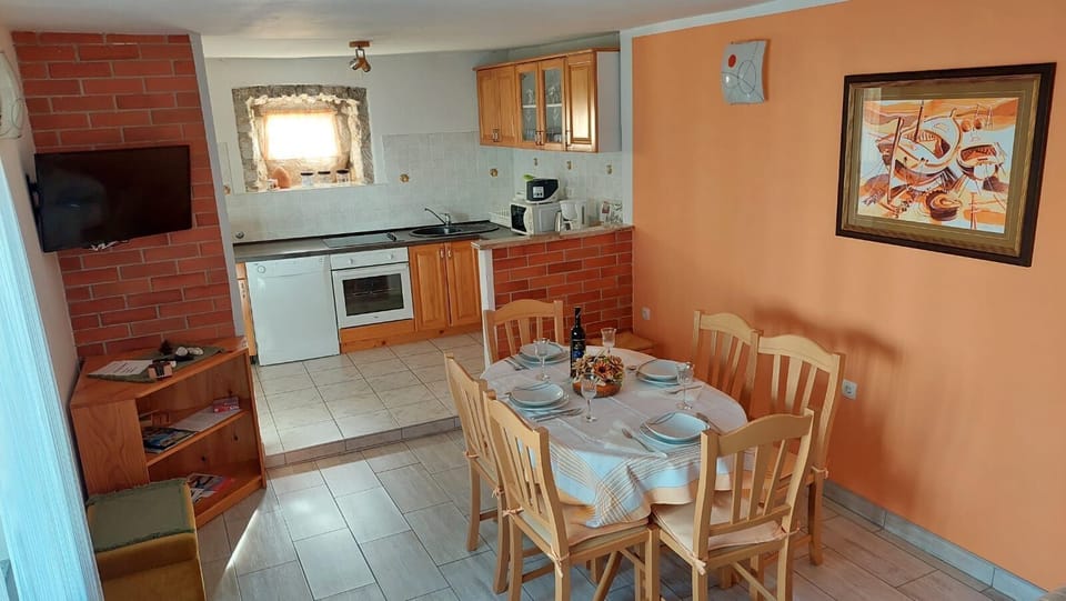 House | Private kitchen | Fridge, microwave, oven, stovetop