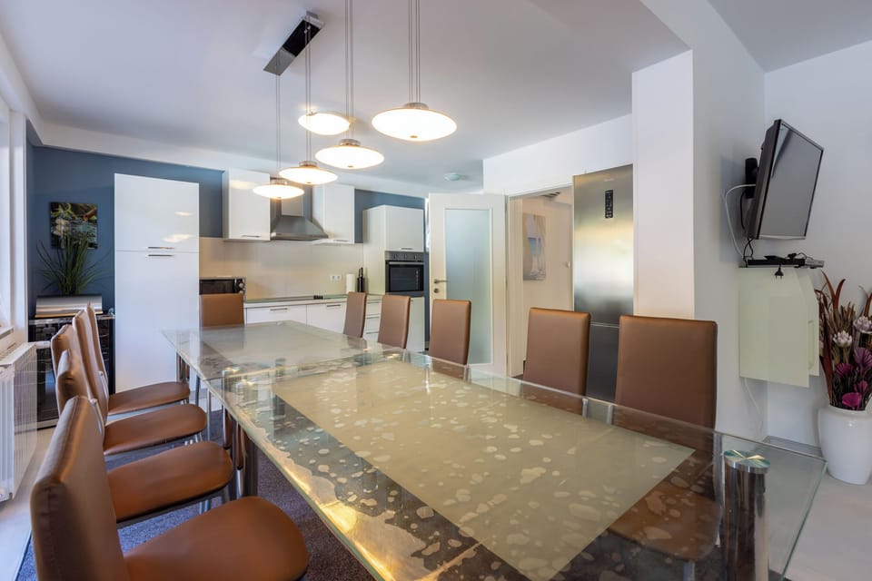 House | Private kitchen | Fridge, microwave, oven, stovetop