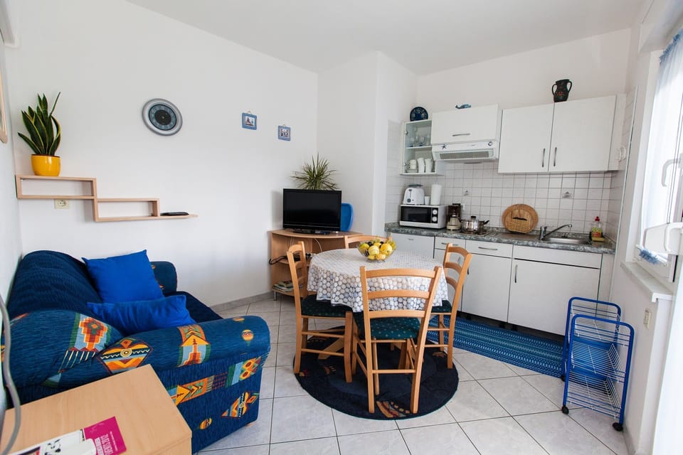 Private kitchen | Fridge, microwave, stovetop, espresso maker