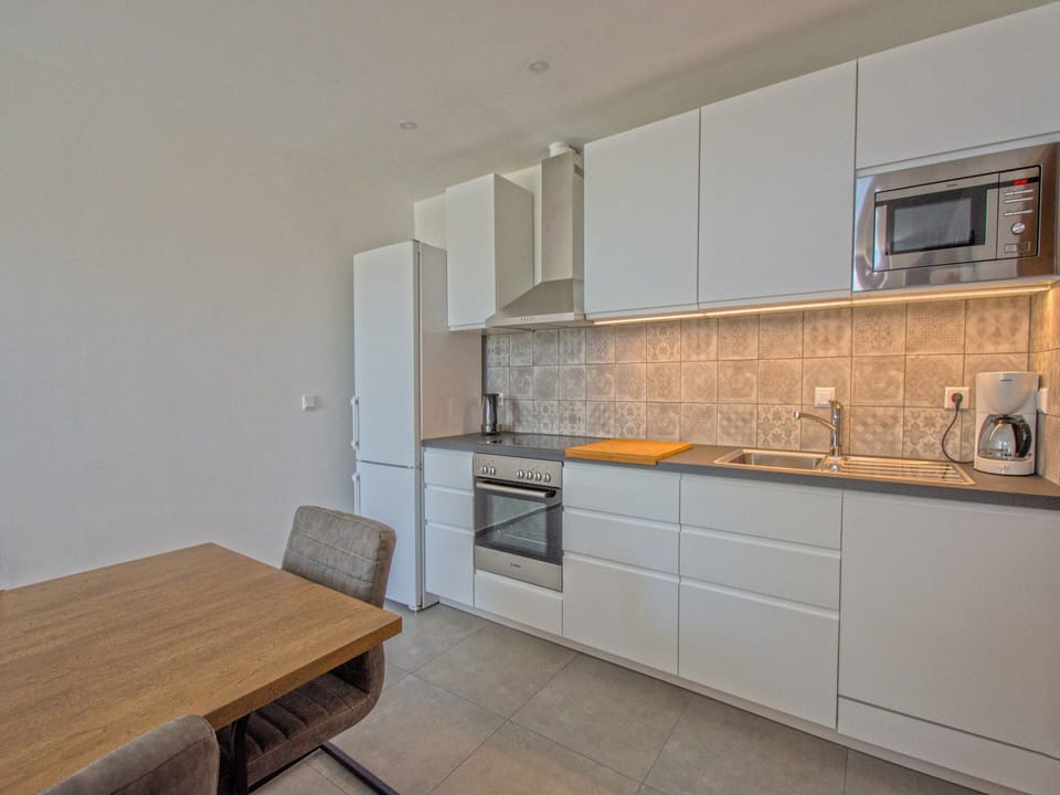 Private kitchen | Fridge, microwave, oven, stovetop