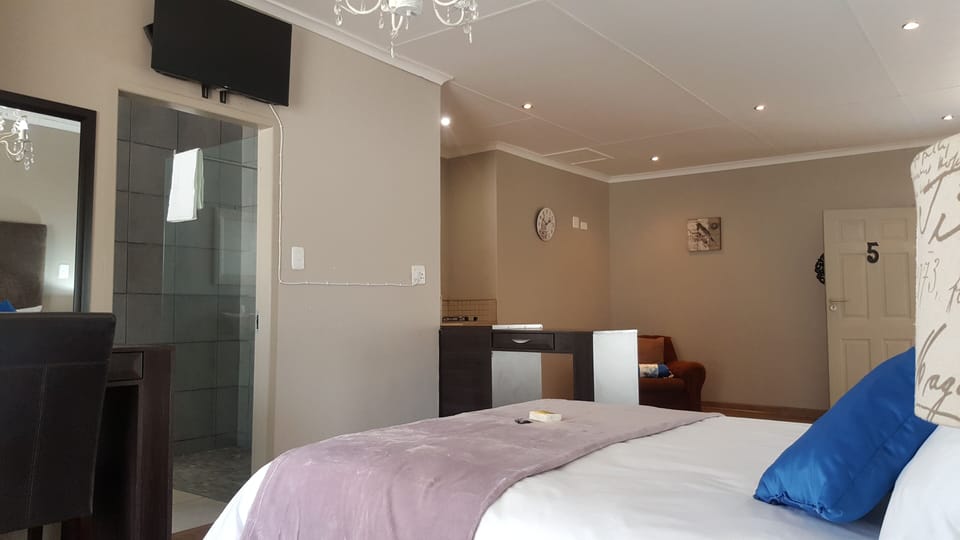 Comfort Double Room | Premium bedding, individually furnished, desk, laptop workspace
