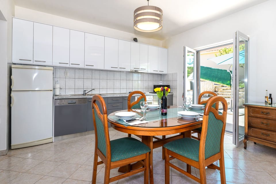 House | Private kitchen | Fridge, microwave, oven, stovetop