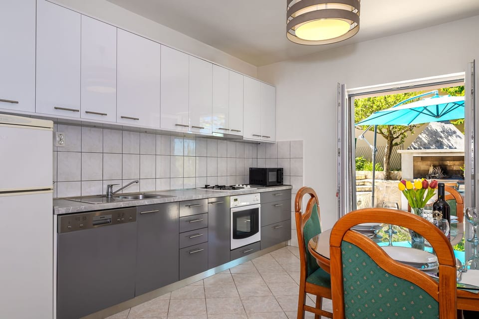 House | Private kitchen | Fridge, microwave, oven, stovetop