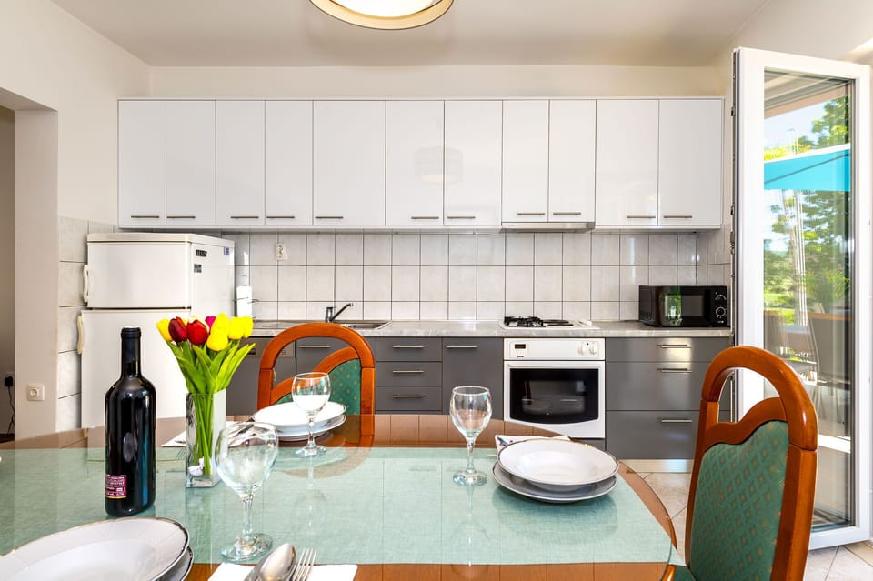House | Private kitchen | Fridge, microwave, oven, stovetop