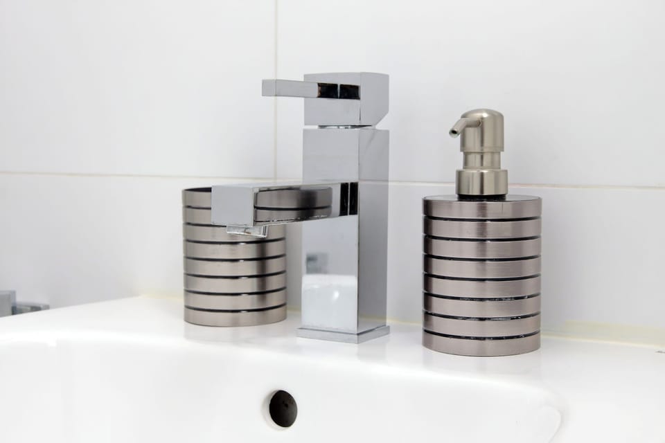 Standard Room | Bathroom | Shower, rainfall showerhead, free toiletries, hair dryer