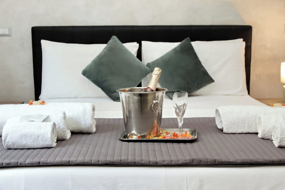 Deluxe Double Room | Hypo-allergenic bedding, memory foam beds, in-room safe, desk