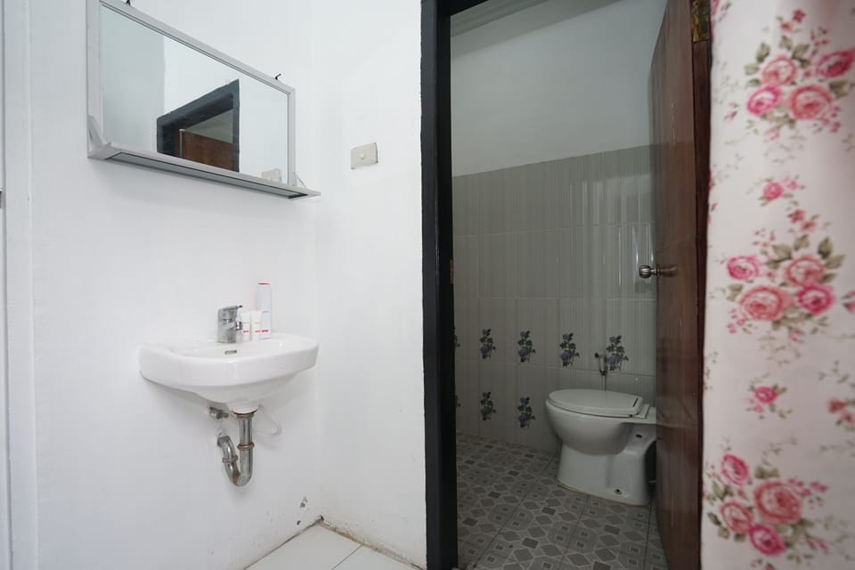 Standard Double Room | Bathroom | Shower, bidet, towels