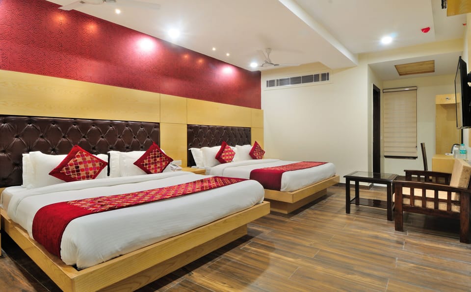 Deluxe Family Room With Free Parking | Minibar, individually decorated, individually furnished, desk