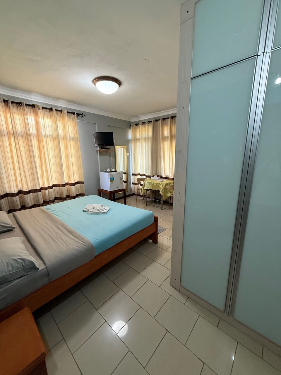 Standard Room | Hypo-allergenic bedding available, minibar, in-room safe, desk