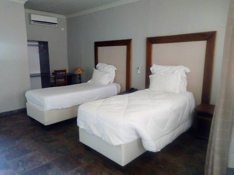Twin Room | Premium bedding, minibar, desk, iron/ironing board