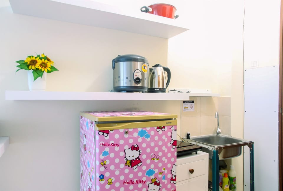 Room | Private kitchenette | Fridge, stovetop, cookware/dishes/utensils
