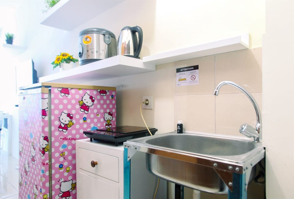 Room | Private kitchenette | Fridge, stovetop, cookware/dishes/utensils