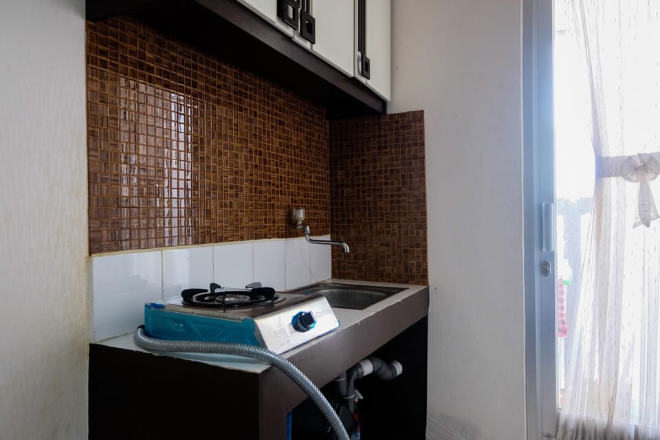 Room | Private kitchenette | Fridge, stovetop, cookware/dishes/utensils