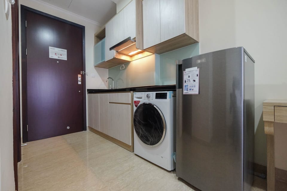 Room | Private kitchenette | Fridge, stovetop, electric kettle, cookware/dishes/utensils
