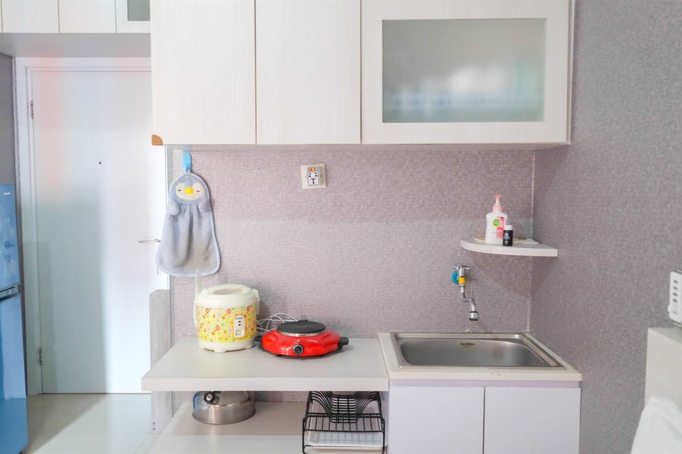 Room | Private kitchenette | Fridge, stovetop, electric kettle, cookware/dishes/utensils