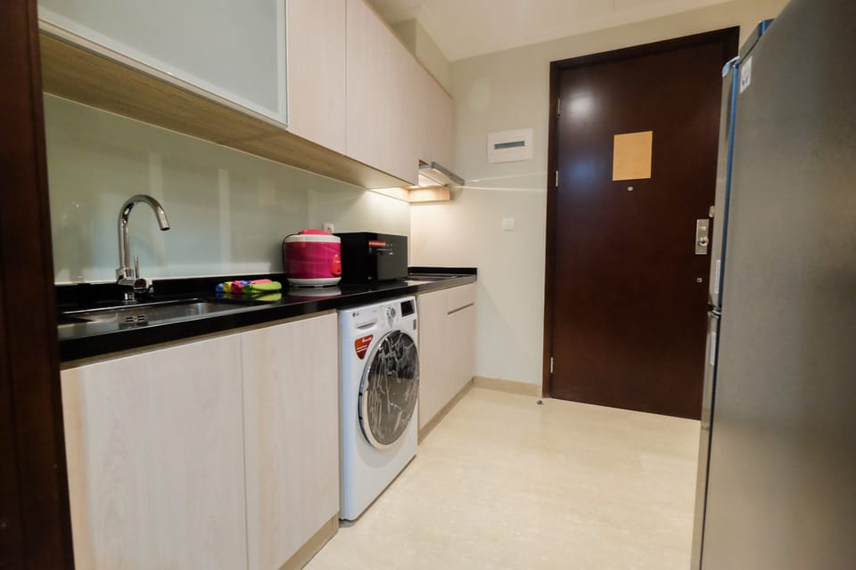 Room | Private kitchen | Fridge, microwave, stovetop, cookware/dishes/utensils