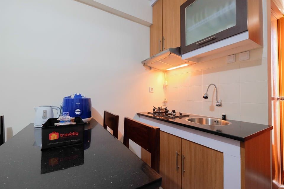 Room | Private kitchenette | Fridge, stovetop, electric kettle, cookware/dishes/utensils