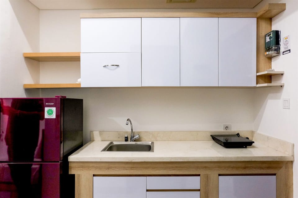 Room | Private kitchenette | Fridge, stovetop, electric kettle, cookware/dishes/utensils