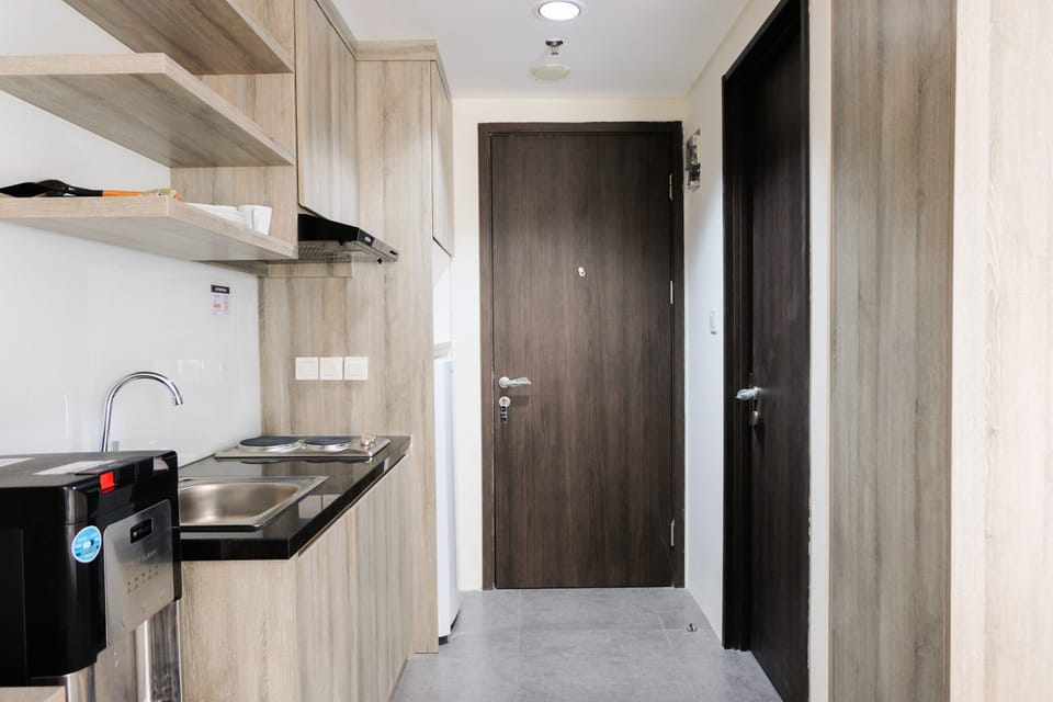 Room | Private kitchenette | Fridge, stovetop, cookware/dishes/utensils