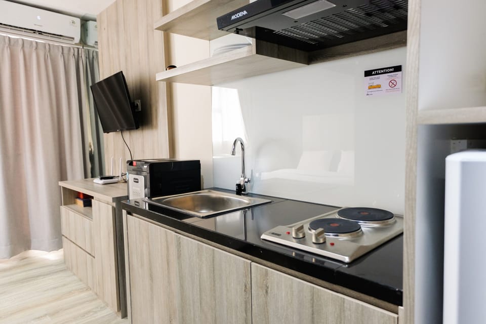 Room | Private kitchenette | Fridge, stovetop, cookware/dishes/utensils