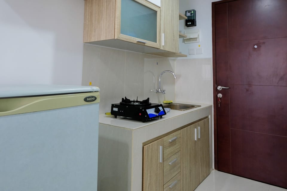 Room | Private kitchenette | Fridge, stovetop, electric kettle, cookware/dishes/utensils