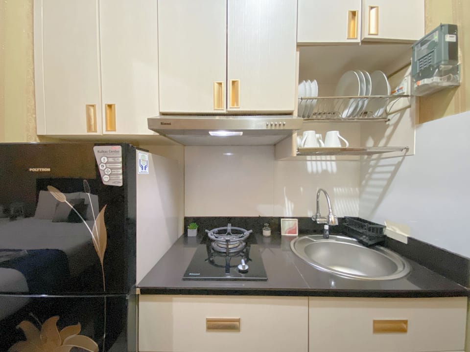 Room | Private kitchen | Fridge, stovetop, electric kettle, cookware/dishes/utensils