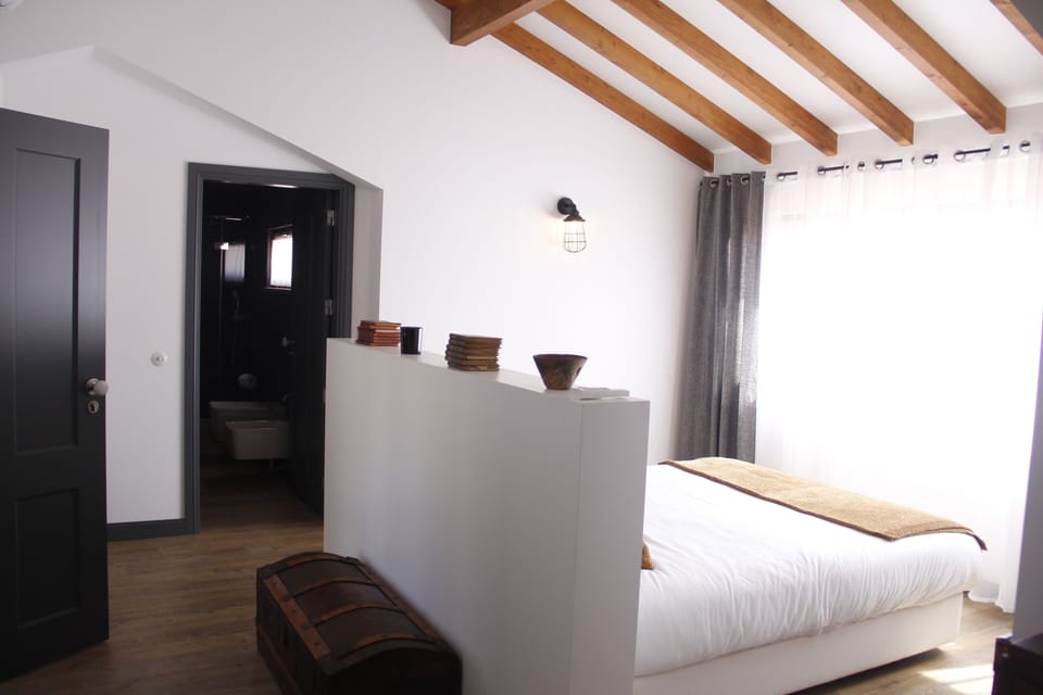 Panoramic Studio Suite | Premium bedding, iron/ironing board, free cribs/infant beds, free WiFi