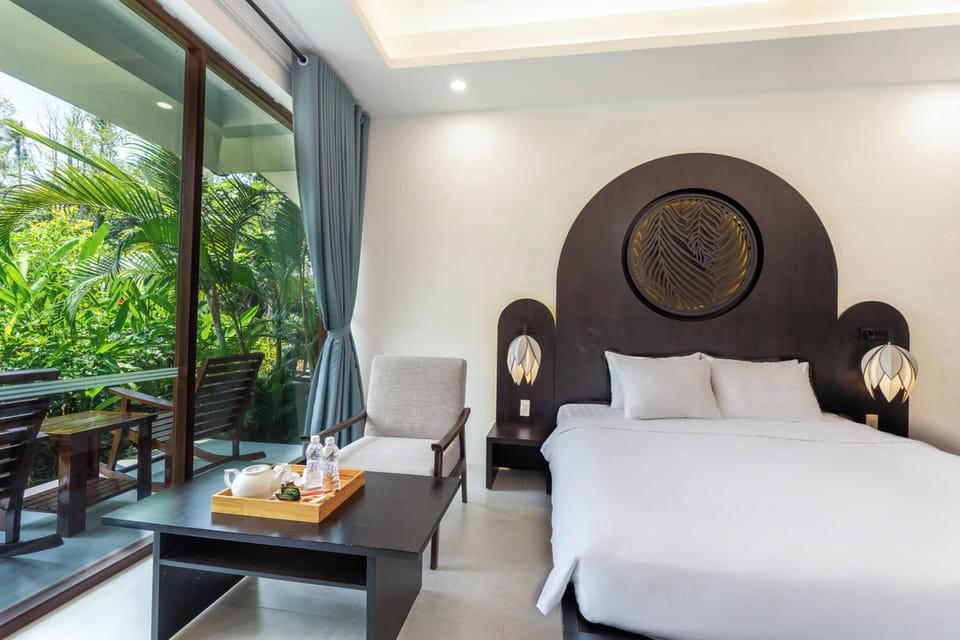 Bungalow, 1 King Bed, Pool View | Premium bedding, Select Comfort beds, minibar, in-room safe